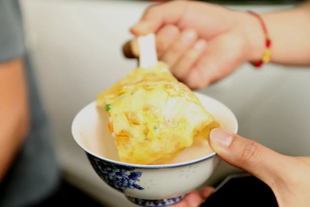 暖心！早上有跑友在西湖边摆摊“卖”鸡蛋饼，营养粥，还有玉米和西瓜