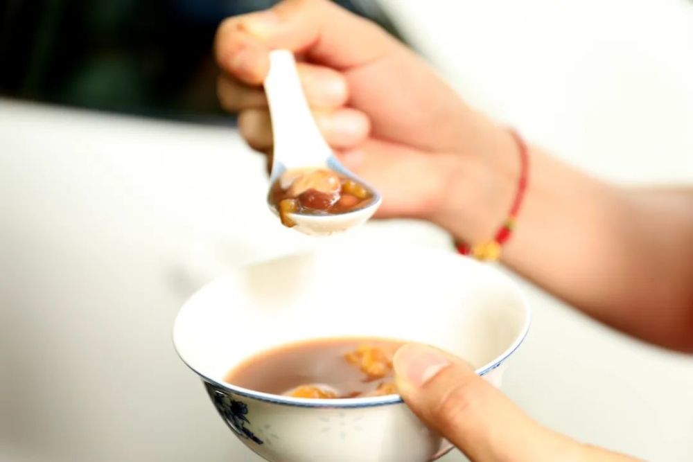 暖心！早上有跑友在西湖边摆摊“卖”鸡蛋饼，营养粥，还有玉米和西瓜