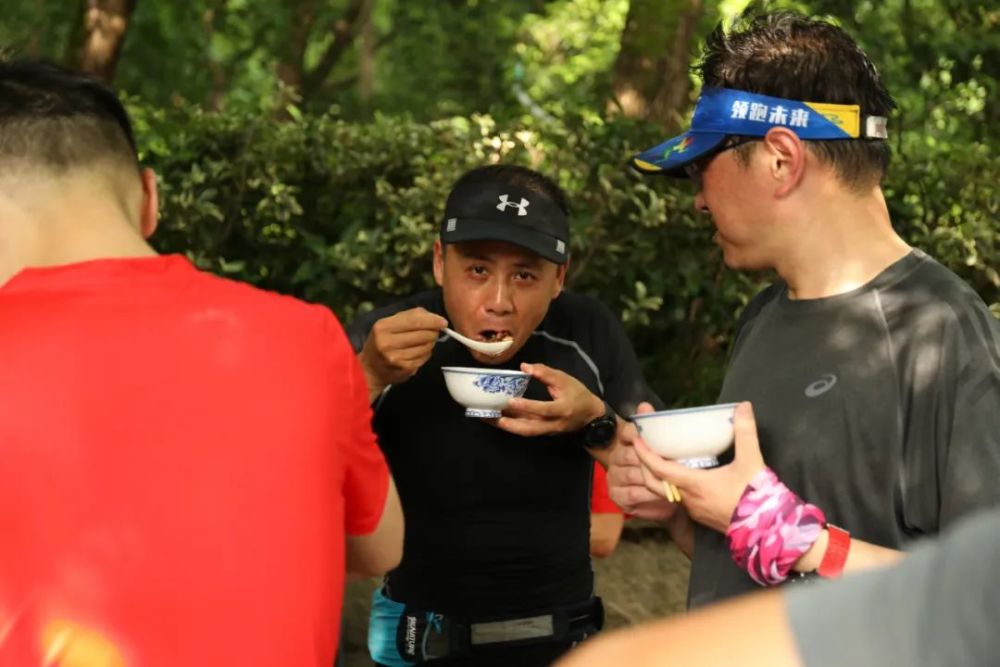 暖心！早上有跑友在西湖边摆摊“卖”鸡蛋饼，营养粥，还有玉米和西瓜