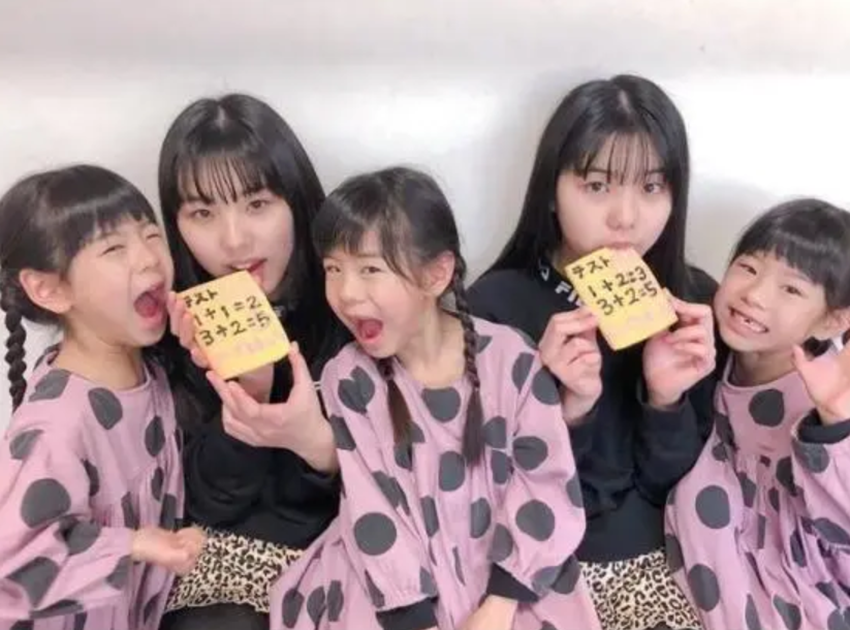 生下双胞胎，再迎来三胞胎，五个女儿如复制粘贴，堪称甜蜜的负担