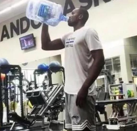 nba球星喝水的样子:奥尼尔像在涂唇膏 姚明像在吸奶瓶