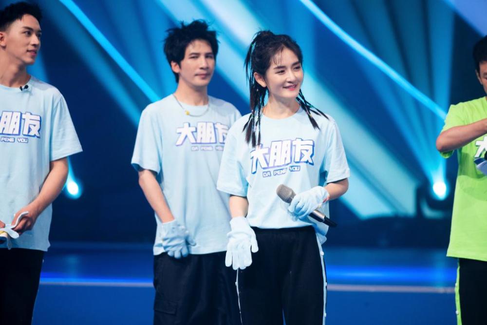 明星为啥不显老？还不是因为发型扎得好，谢娜戚薇就像个少女一样