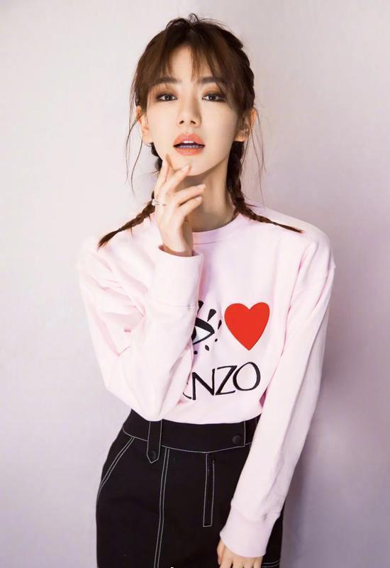 明星为啥不显老？还不是因为发型扎得好，谢娜戚薇就像个少女一样