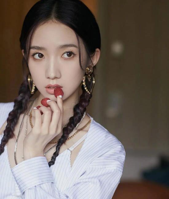 明星为啥不显老？还不是因为发型扎得好，谢娜戚薇就像个少女一样