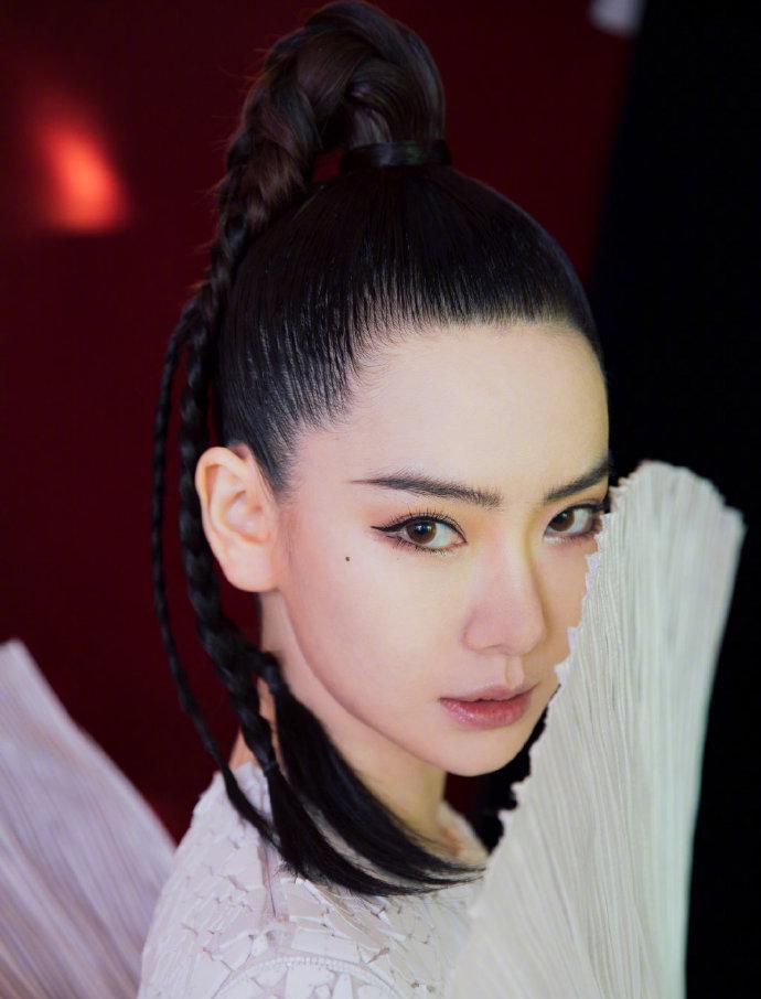明星为啥不显老？还不是因为发型扎得好，谢娜戚薇就像个少女一样