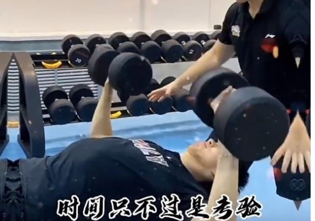 从视频中可以看出周琦只进行了杠铃训练,包括卧推杠铃和硬拉训练,从