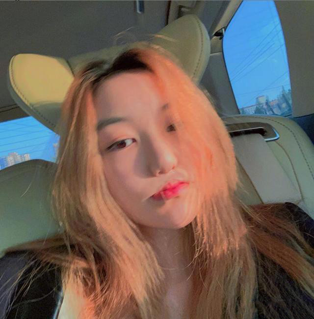 王菲女儿晒自拍照，李嫣一头金色长发不像14岁，美得耀眼又个性