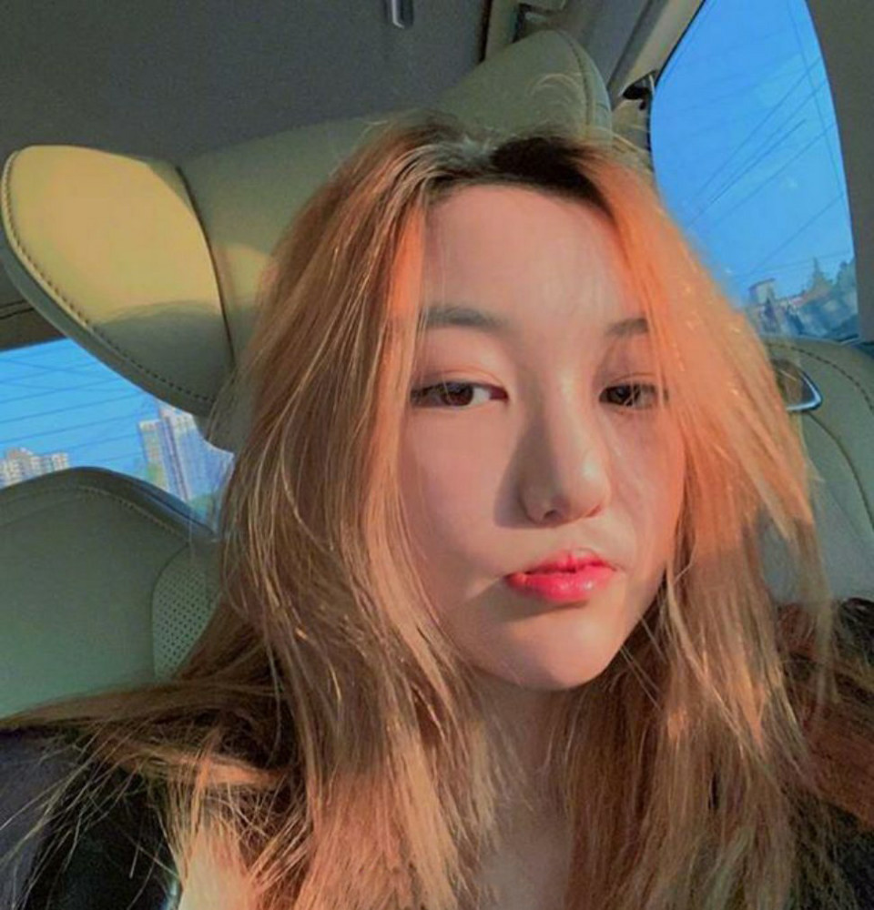 王菲女儿晒自拍照，李嫣一头金色长发不像14岁，美得耀眼又个性