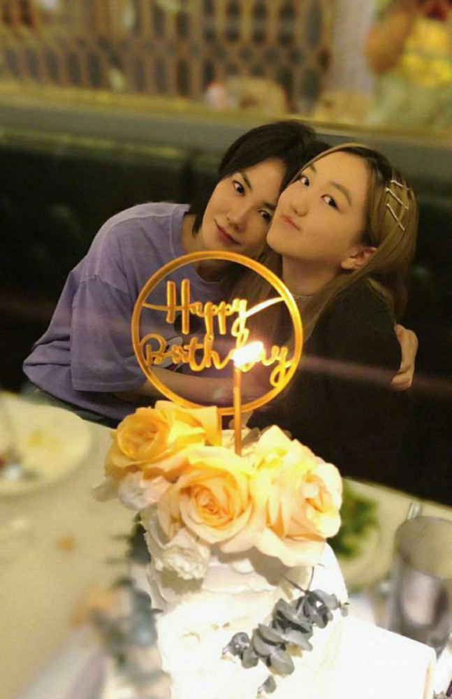 王菲女儿晒自拍照，李嫣一头金色长发不像14岁，美得耀眼又个性