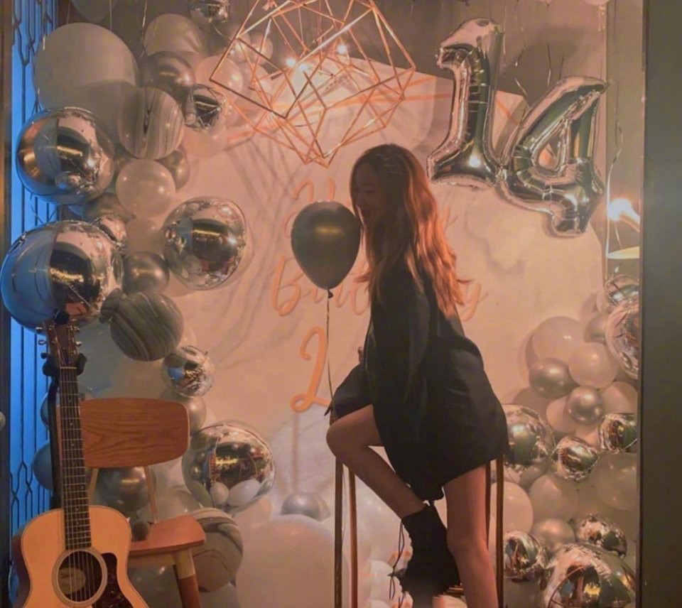 王菲女儿晒自拍照，李嫣一头金色长发不像14岁，美得耀眼又个性
