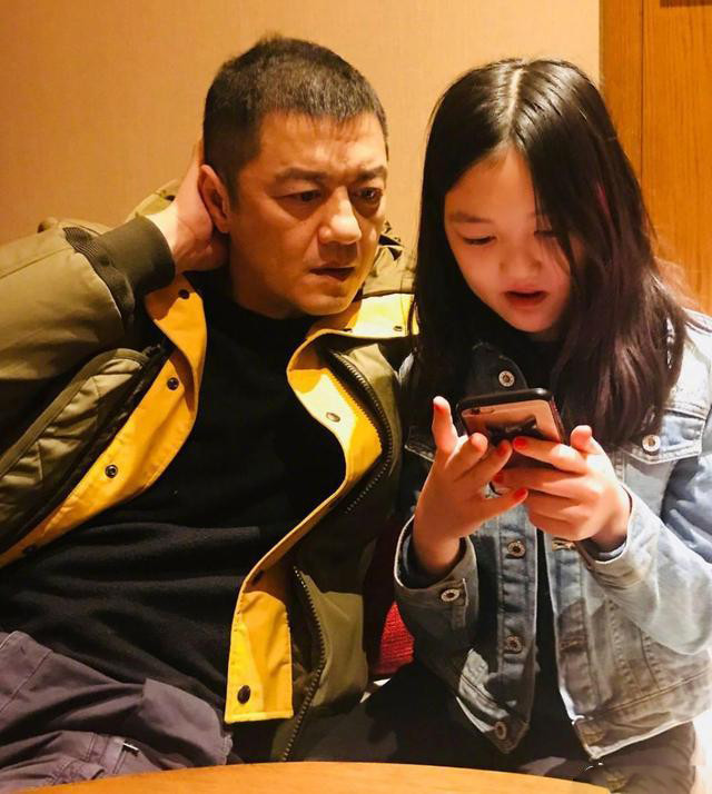 王菲女儿晒自拍照，李嫣一头金色长发不像14岁，美得耀眼又个性