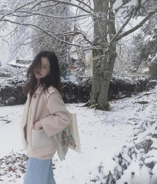王菲女儿晒自拍照，李嫣一头金色长发不像14岁，美得耀眼又个性