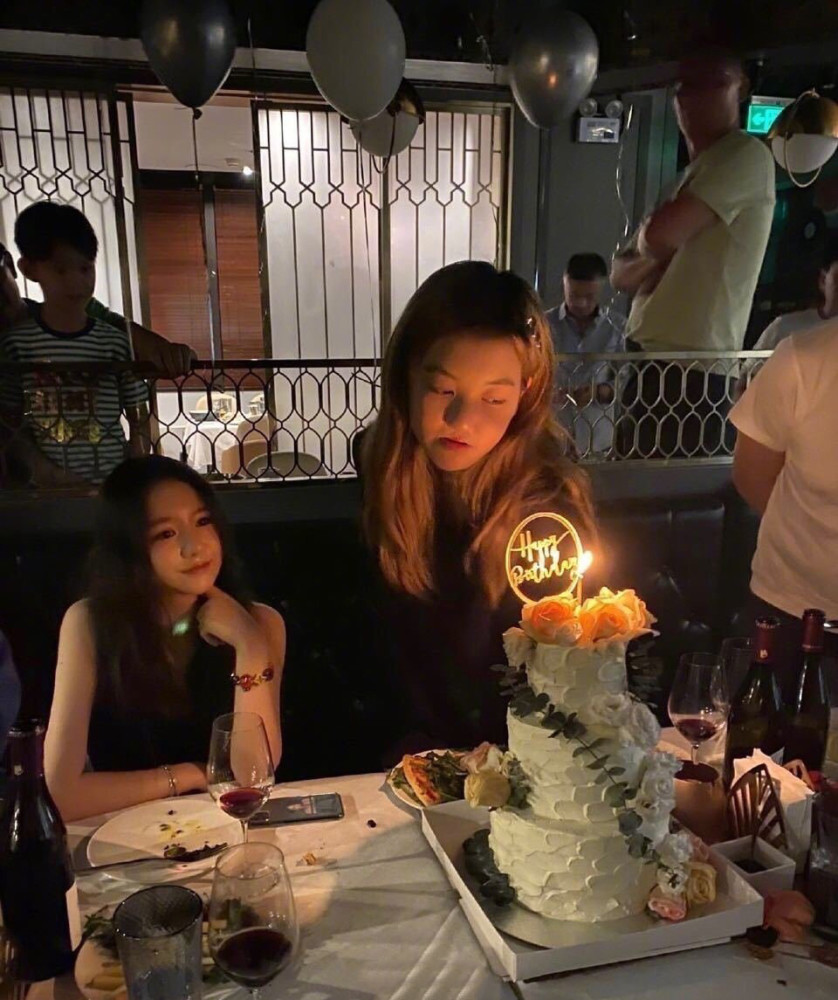王菲女儿晒自拍照，李嫣一头金色长发不像14岁，美得耀眼又个性