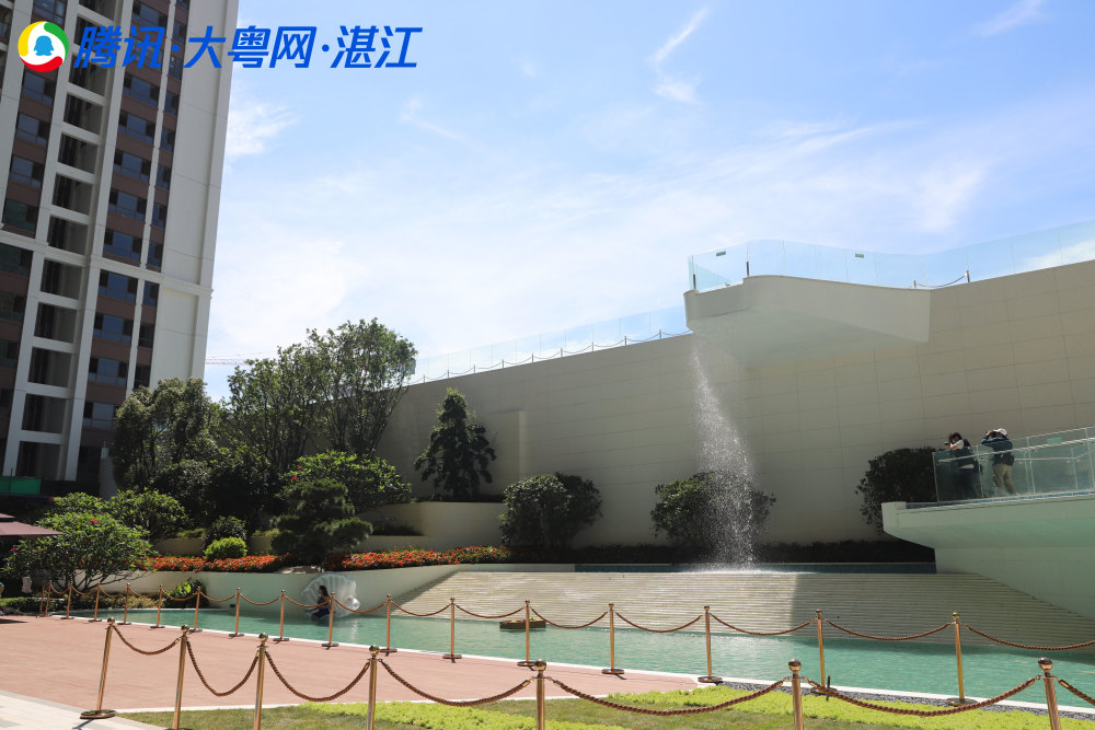 为了保障客户看房的感受,钰海豪庭为大家准备了精美的冷餐以及饮品.