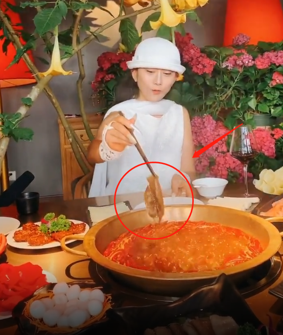 杨丽萍吃火锅被骂"作为女人没有子女太失败",网友的回复太解气了!