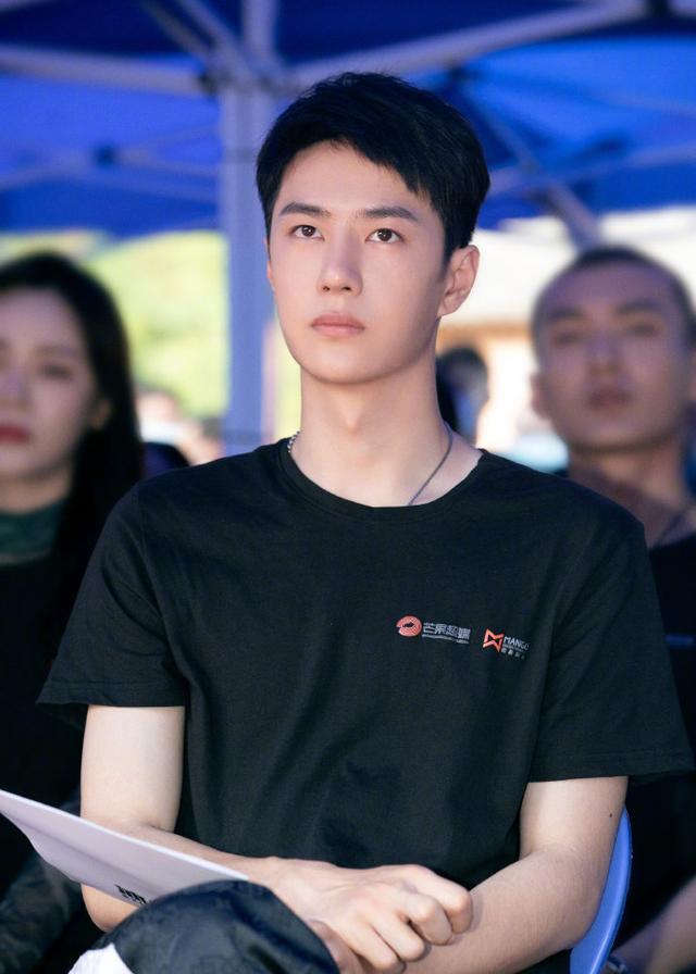 杨洋的短碎发Man炸！李现剪寸头王一博换短发，夏季潮男发型来袭