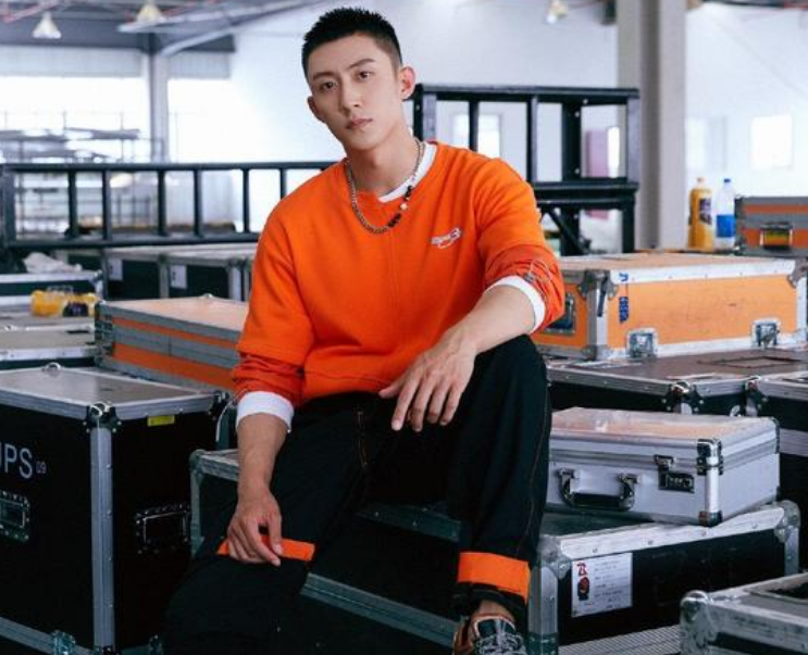 杨洋的短碎发Man炸！李现剪寸头王一博换短发，夏季潮男发型来袭