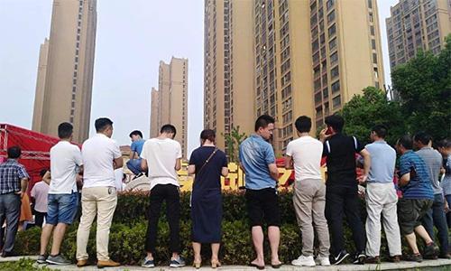今年不能再“闭眼”买房了！楼市释放两大信号，王健林预言成真？