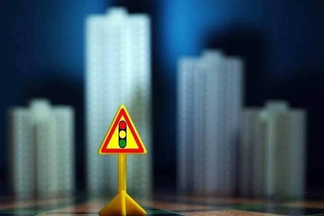 今年不能再“闭眼”买房了！楼市释放两大信号，王健林预言成真？