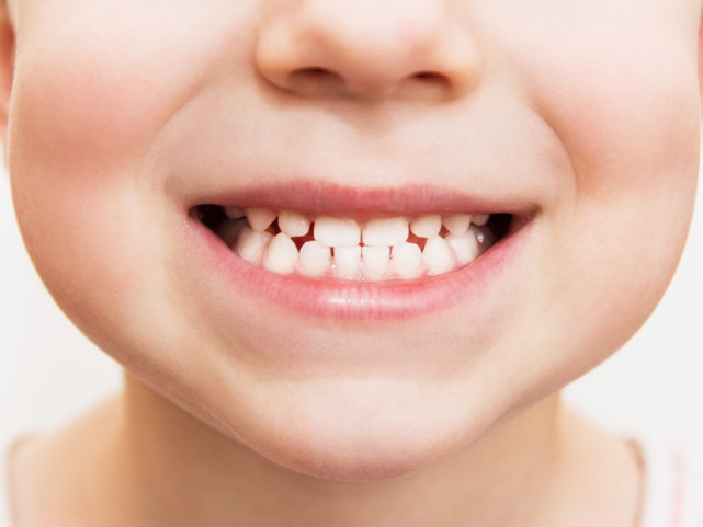 家长都希望孩子能长出一口好牙,才不用以后花大钱矫正牙齿!