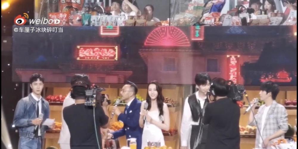 男粉丝突然上台跟迪丽热巴求婚,"出手吧兄弟"真出手了