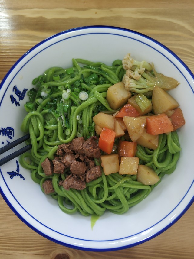 臊子油泼干拌菠菜面 色香味俱全!