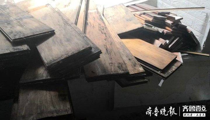 公共区漏水家中墙皮长蘑菇，申请两年无果遇维修难