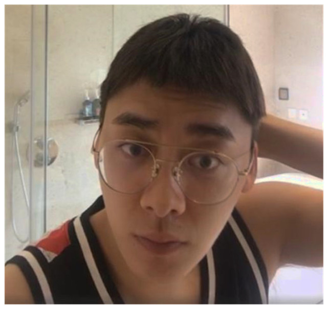 李易峰直播素颜起床,"西瓜头"格外吸睛,网友:最丑金刚男芭比