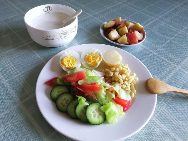 低脂肪低热量，多运动，饮食遵循3原则，不挨饿瘦身，人精神气色好