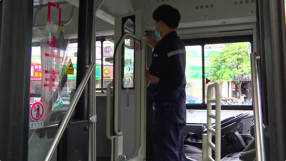 "安全门"装上了!上海所有公交车驾驶室将加装隔离挡板