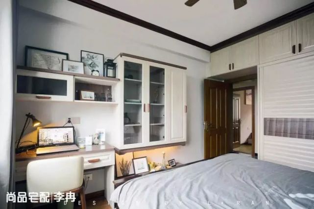 床尾靠墙定制书桌柜组合,满足房间储物和学习需求,开放式设计 吊柜