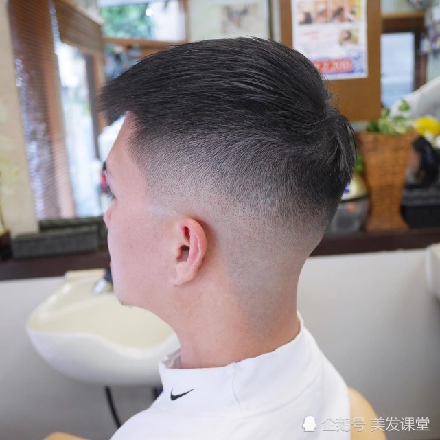 背头发型,把刘海全部往后倒,有一种轻熟的魅力