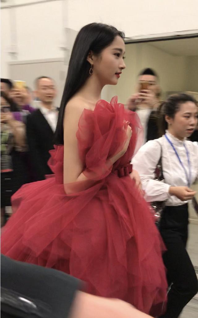 郑爽 路人镜头下 爽妹子的身材比例 也太好了吧!
