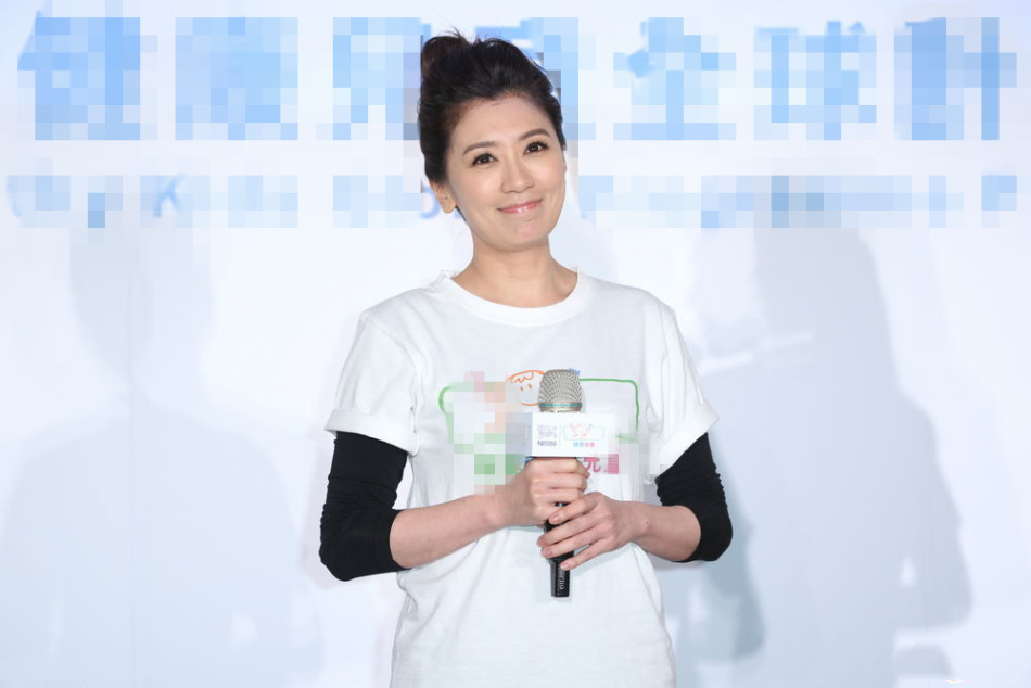 45岁贾静雯换新发型，锁骨短发变丸子头，搭清爽白T恤减龄又甜美