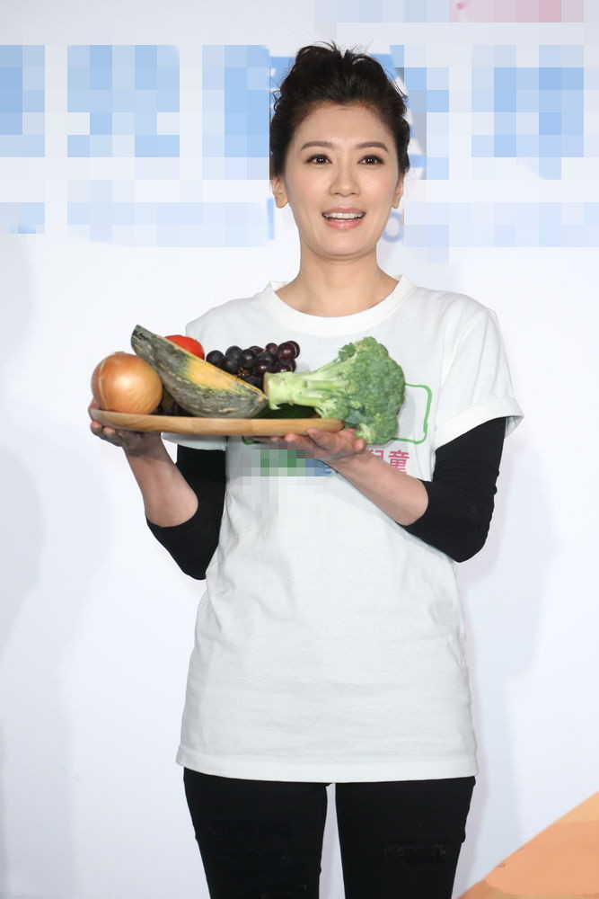 45岁贾静雯换新发型，锁骨短发变丸子头，搭清爽白T恤减龄又甜美