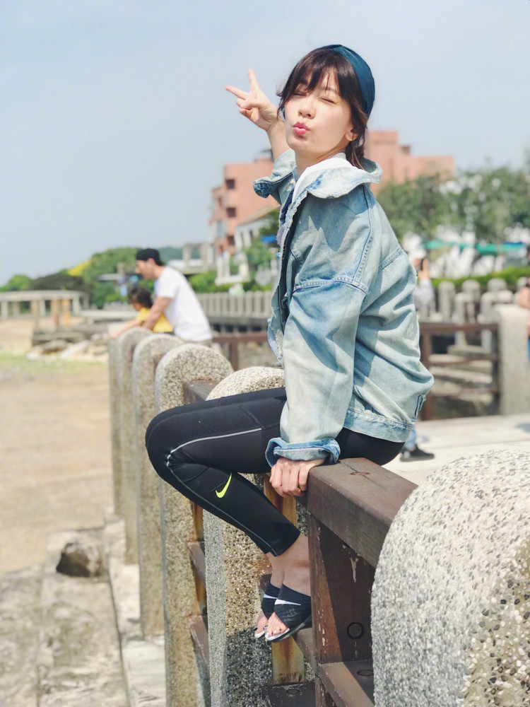 45岁贾静雯换新发型，锁骨短发变丸子头，搭清爽白T恤减龄又甜美