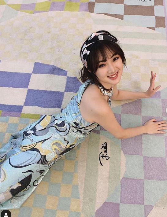 姚安娜高调为黑人发声低调支持姐姐，晒芭蕾服劈叉照，真最美千金