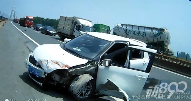 襄阳高速上发生车祸 因女司机这个举动