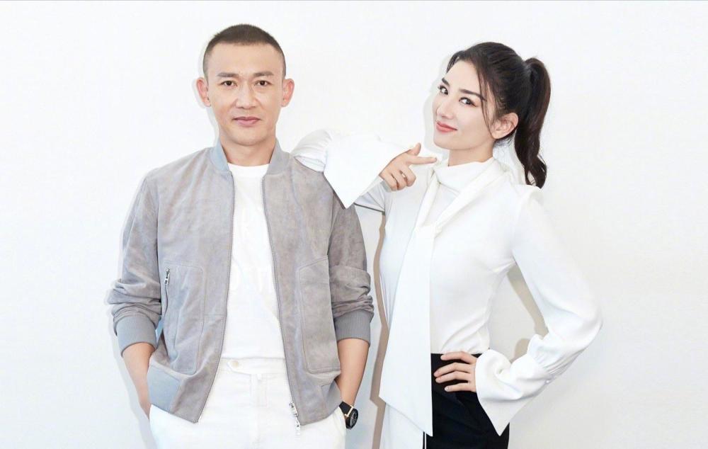 黄奕和聂远罕见同框，一个帅气依旧，一个甜美优雅，时尚感满满