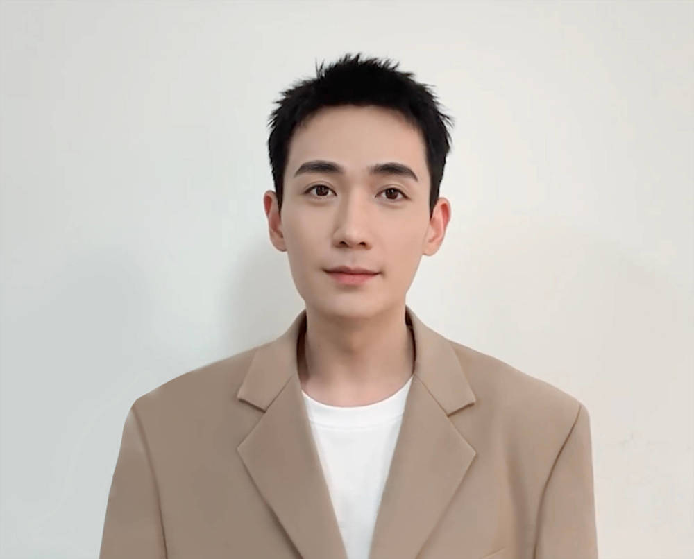 "窗帘大亨"朱一龙百搭又专一,五官精致没得挑,毛栗子头也真香