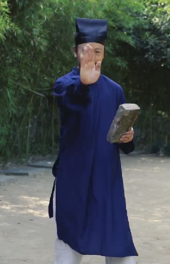 武当陈师行道长真实且可爱!悬空劈砖失利称我好难,视频仍发网上
