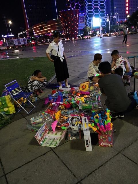 卖内衣摆地摊好吗_摆地摊卖切好的水果(2)