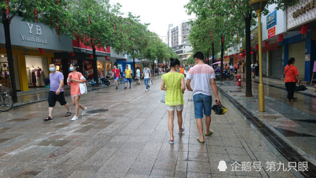 深圳西乡步行街掠影,行人游客日益多起来,再现往日的