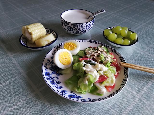 52岁伊能静，身材苗条如少女，饮食遵循321原则，轻松瘦了20斤