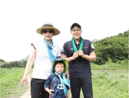 郭晶晶换发型后做公益，波波头穿白色T恤，年轻了不止一个五岁