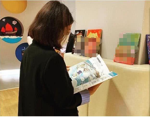 郭晶晶换发型后做公益，波波头穿白色T恤，年轻了不止一个五岁