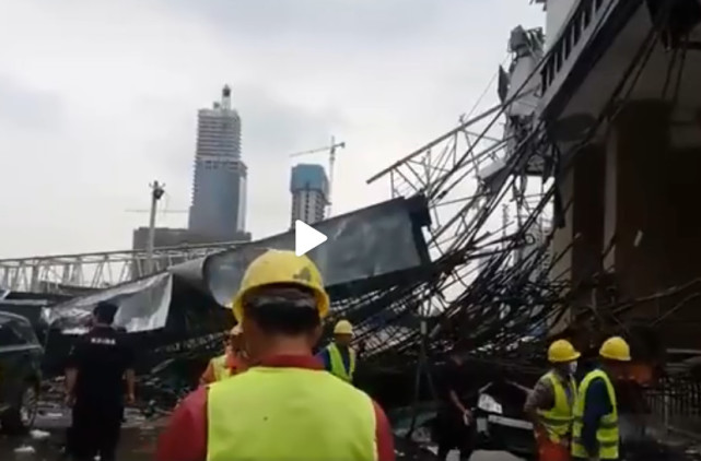 武汉一工地发生一起大型塔吊事故 救援正在进行中