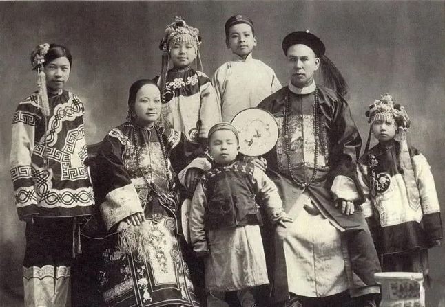 100年前的老照片:伺候过慈禧隆裕的老宫女,小妾地位心酸