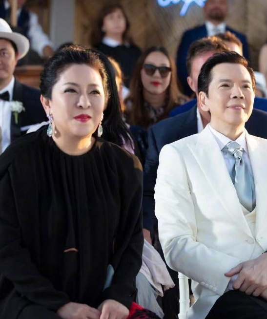 向太晒出年轻时美照,30岁前体重从未过百,长胖原因我