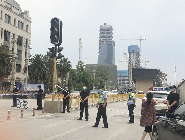 武汉一工地发生一起大型塔吊事故 救援正在进行中